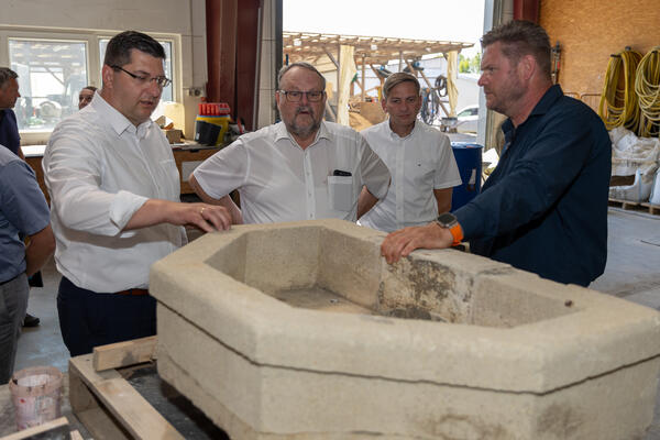 Bild vergr&ouml;&szlig;ern: Vertreter der Handwerkskammer und der Landrat Thomas Hennig schauen sich Produkte an.