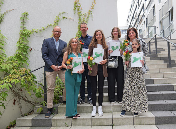 Bild vergr&ouml;&szlig;ern: Die frischgebackenen Verwaltungsfachangestellten des Landratsamtes Vogtlandkreis gemeinsam mit Hauptamtsleiter Steve Gottfried und Ausbildungsleiterin Heike D&ouml;lling.