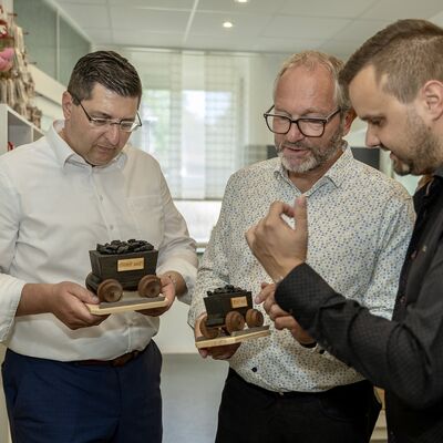 Bild vergr&ouml;&szlig;ern: Landrat Thomas Hennig, Oberb&uuml;rgermeister Jens Scharff und Niels Batton im Gespr&auml;ch.
