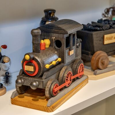 Bild vergr&ouml;&szlig;ern: Eine Dampflok als R&auml;ucherfigur aus Holz.