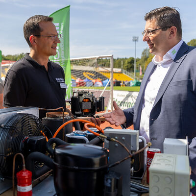 Bild vergr&ouml;&szlig;ern: Landrat Thomas Hennig im Gespr&auml;ch mit Vertretern der Unternehmen.