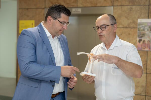 Bild vergr&ouml;&szlig;ern: Landrat Thomas Hennig im Gespr&auml;ch mit Chefarzt der Klinik Thomas Schmidt