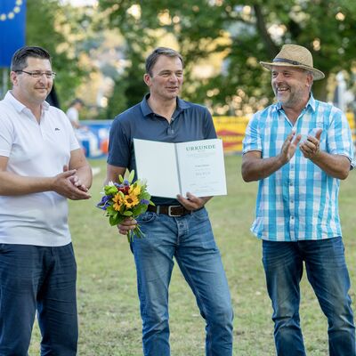 Bild vergr&ouml;&szlig;ern: Landrat Thomas Hennig ehrt Mitglieder des Vereins aus.