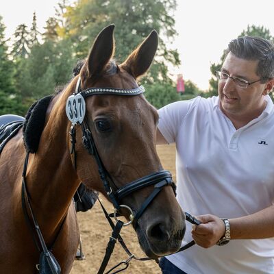 Bild vergr&ouml;&szlig;ern: Landrat Thomas Hennig streichelt ein Pferd.