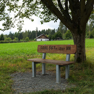 Bild vergr&ouml;&szlig;ern: Eine Gartenbank in Sohl - diese steht 567m &uuml;ber dem Meerespiegel, zu erkennen an der Gravur in der Bank
