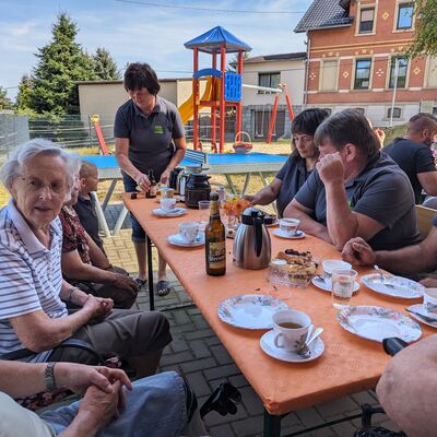 Bild vergr&ouml;&szlig;ern: Im Dorfkern treffen sich Alt und Jung gerne zum Kaffee