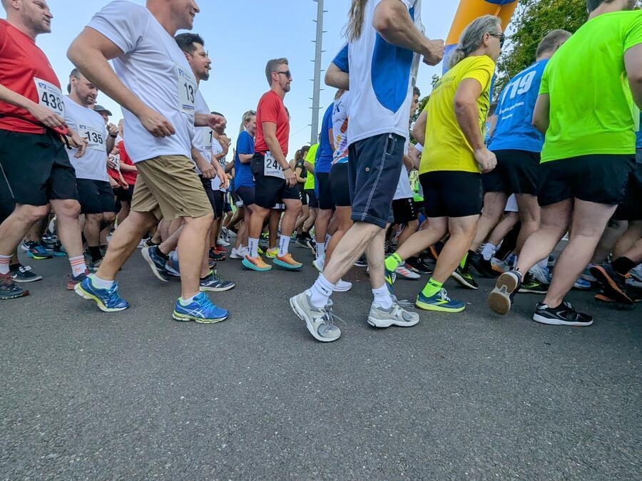 Beine von L&auml;uferinnen und L&auml;ufern sind zu sehen. Sie rennen gerade los.