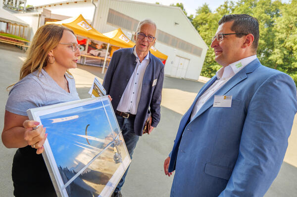Bild vergr&ouml;&szlig;ern: Das Bild zeigt drei Leute im Gespr&auml;ch