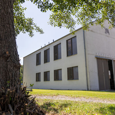 Bild vergr&ouml;&szlig;ern: Das B&uuml;rgerhaus ist der Mittelpunkt im Dorfzentrum