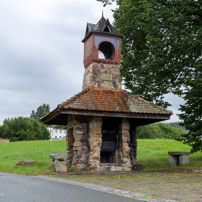 Bild vergr&ouml;&szlig;ern: Der Backofen in der Dorfmitte von Wildenau ist Treffpunkt f&uuml;r Jung und Alt