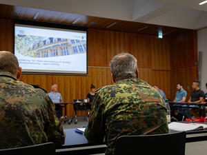 Bild vergr&ouml;&szlig;ern: Auch zwei Vertreter der Bundeswehr nahmen an der Voll&uuml;bung teil.