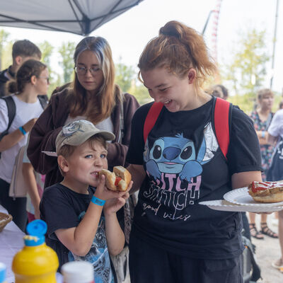 Bild vergr&ouml;&szlig;ern: Kinder und Jugendliche nahmen beim Grillfest teil