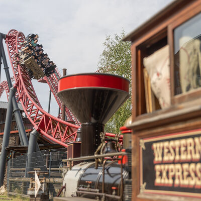 Bild vergr&ouml;&szlig;ern: Die Achterbahn Dynamite ist das Highlight im Park.