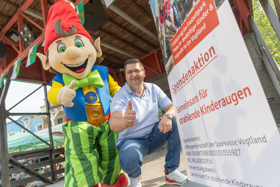 Bild vergr&ouml;&szlig;ern: Landrat Thomas Hennig und das Maskottchen "Plohni" zeigen den Daumen nach oben.