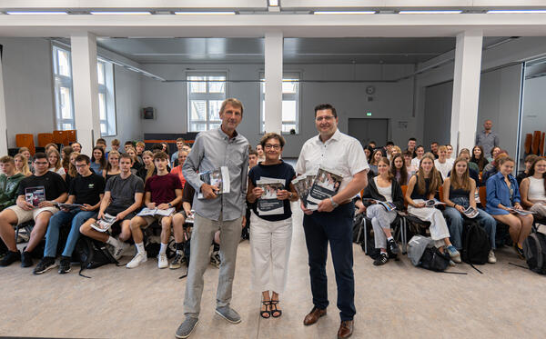 Bild vergr&ouml;&szlig;ern: Das Bild zeigt den Landrat, die Schulleiterin und den Macher des Ausbildungskataloges vor den Elftkl&auml;sslern des Diesterweggymnasiums in Plauen.