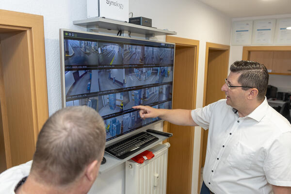 Bild vergr&ouml;&szlig;ern: �berwachungsmonitor eines Parkhauses