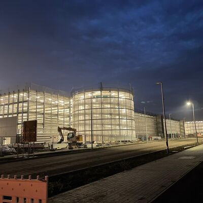 Bild vergr&ouml;&szlig;ern: Das Parkhaus beim Flughafen in M&uuml;nchen in der Nacht.