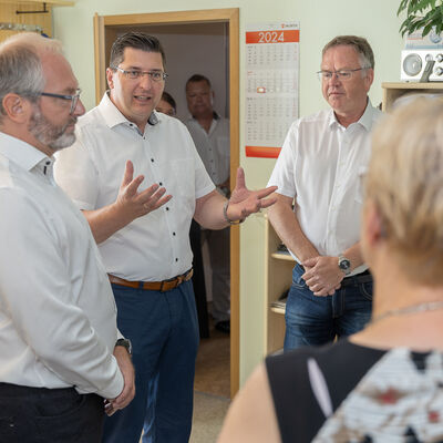 Bild vergr&ouml;&szlig;ern: Landrat Thomas Hennig im Gespr&auml;ch mit Oberb&uuml;rgermeister Jens Scharff und der Gesch&auml;ftsf&uuml;hrung.