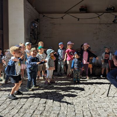 Bild vergr&ouml;&szlig;ern: Kinder der Kita Sonnenpferdchen geben ein Konzert in der Festscheune Poppengr&uuml;n