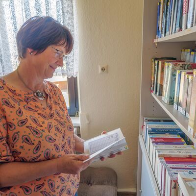 Bild vergr&ouml;&szlig;ern: Die Bibliothek von Oberpirk - Eine Frau bl&auml;ttert in einem Buch