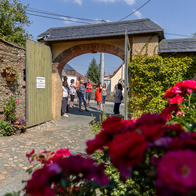 Bild vergr&ouml;&szlig;ern: Es gibt einige historische Mauern und Bauten im Dorf