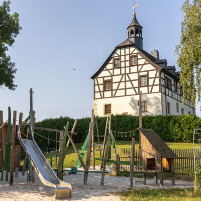 Bild vergr&ouml;&szlig;ern: Das im 13. Jahrhundert errichtete Schloss ist seit langer Zeit das Wahrzeichen von J&ouml;&szlig;nitz