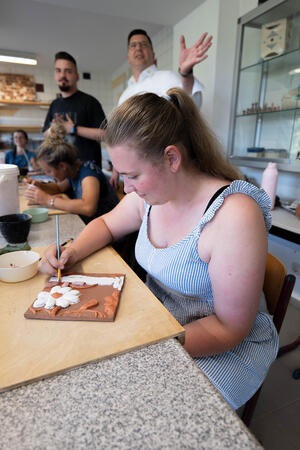 Bild vergr&ouml;&szlig;ern: Das Bild zeigt Ergotherapeuten bei der Ausbildung