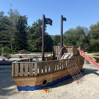 Bild vergr&ouml;&szlig;ern: Der Wasserpark ist ein tolles Ausflugsziel bei sch&ouml;nem und hei&szlig;em Wetter. Neben einem Sonnenbereich sind zahlreiche schattenspendende B&auml;ume vorhanden. Besonders bei kleinen Kindern kommt hier gro&szlig;e Freude auf