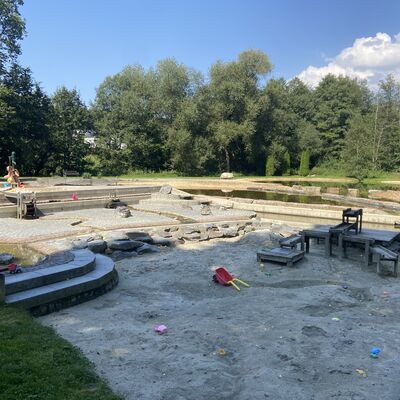 Bild vergr&ouml;&szlig;ern: Der Wasserpark ist ein tolles Ausflugsziel bei sch&ouml;nem und hei&szlig;em Wetter. Neben einem Sonnenbereich sind zahlreiche schattenspendende B&auml;ume vorhanden. Besonders bei kleinen Kindern kommt hier gro&szlig;e Freude auf