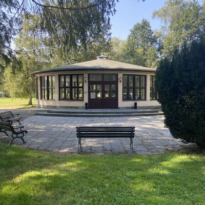 Bild vergr&ouml;&szlig;ern: Zum Pavillon geh&ouml;ren: - 150 m&sup2; Raum zum Feiern, Wirtschaftsraum, K&uuml;che - 600 m&sup2; Au&szlig;enbereich mit B&auml;nken und ein Kinderspielplatz