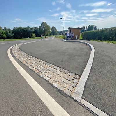 Bild vergr&ouml;&szlig;ern: Die neue Bushaltestelle in Sch&ouml;nau