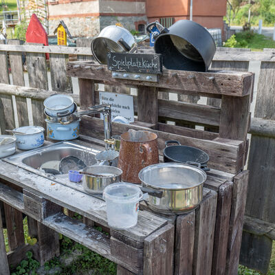 Bild vergr&ouml;&szlig;ern: Der Spielplatz umfasst eine F&uuml;lle an Spielger&auml;ten: Schaukeln, Rutsche, Seilrutsche, Wippen und eine gro&szlig;e, umz&auml;unte Freifl&auml;che zum sicheren Spielen und Toben. Highlight ist ein Indianer-Tipi.