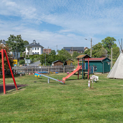 Bild vergr&ouml;&szlig;ern: Im Ortszentrum von Bergen befindet sich ein wunderbarer Kinderspielplatz als Treffpunkt f&uuml;r Jung und Alt.