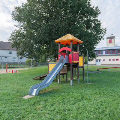 Bild vergr&ouml;&szlig;ern: Spielplatz mit Rutsche