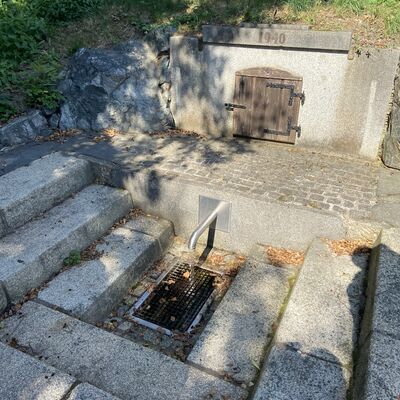 Bild vergr&ouml;&szlig;ern: Die Quelle liefert sauberes, klares und trinkbares Wasser im Sommer wie Winter