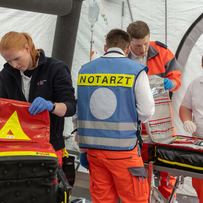 Bild vergr&ouml;&szlig;ern: Notarzt und Sanit&auml;ter &uuml;berpr&uuml;fen die Arbeitsmittel.