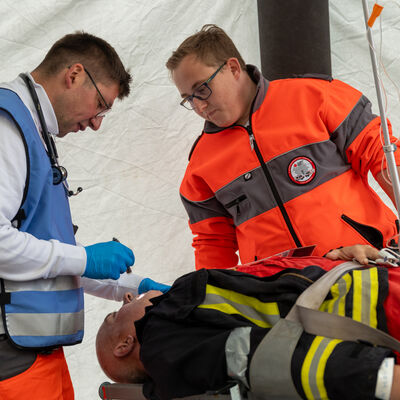 Bild vergr&ouml;&szlig;ern: Rettungskr&auml;fte k&uuml;mmern sich um die Verletzten.