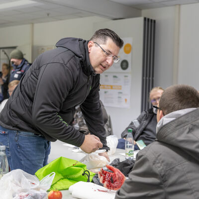 Bild vergr&ouml;&szlig;ern: Landrat Thomas Hennig unterh&auml;lt sich mit den &Uuml;bungsteilnehmern.