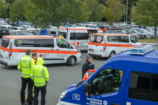 Bild vergr&ouml;&szlig;ern: Viele Rettungsfahrzeuge fahren auf das �bungsgel�nde.