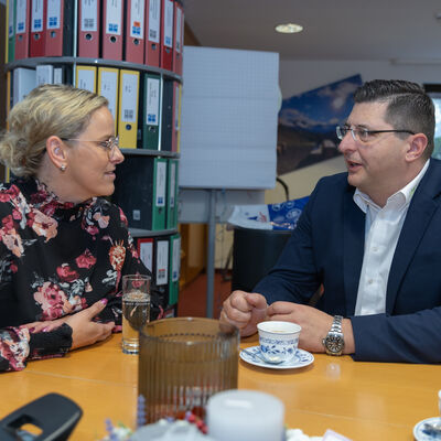 Bild vergr&ouml;&szlig;ern: Landrat Thomas Hennig im Gespr&auml;ch mit der Einrichtungsleiterin.