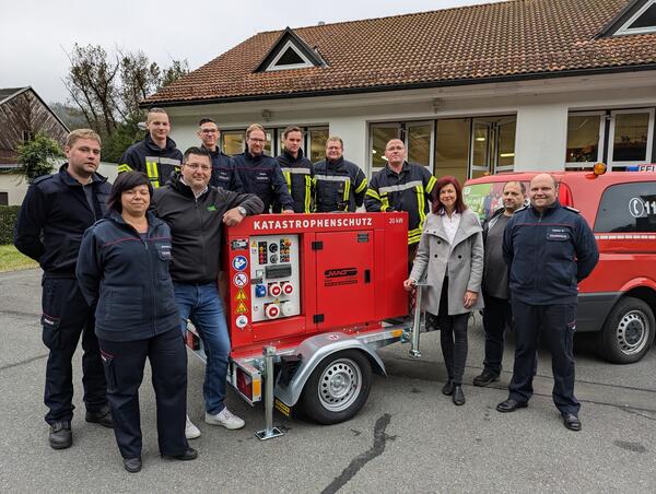 Bild vergr&ouml;&szlig;ern: Feuerwehrleute stehen um das Aggregat herum.