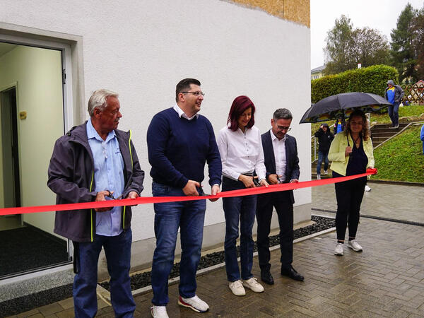 Bild vergr&ouml;&szlig;ern: Ein Band wird vor dem Funktionsgeb�ude zerschnitten.