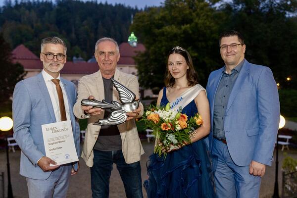 Bild vergr&ouml;&szlig;ern: Gruppenfoto mit Olaf Schlott, B&uuml;rgermeister von Bad Elster, Preisgewinner Siegfried Werner, Brunnenk&ouml;nigin Christel Jacob und Landrat Thomas Hennig