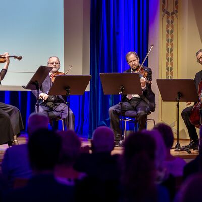 Bild vergr&ouml;&szlig;ern: Die Churs&auml;chsischen Streichersolisten musizieren vor dem Publikum.