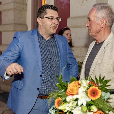 Bild vergr&ouml;&szlig;ern: Landrat Thomas Hennig im Gespr&auml;ch mit Preistr&auml;ger Siegfried Werner