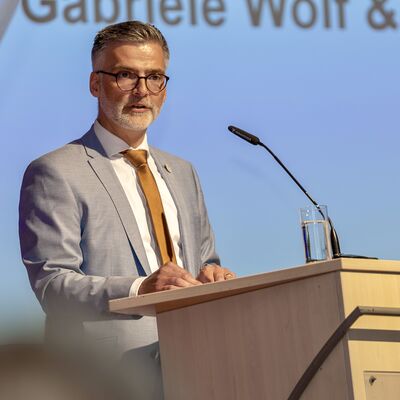 Bild vergr&ouml;&szlig;ern: Olaf Schlott, B&uuml;rgermeister von Bad Elster, h&auml;lt seiner Rede.