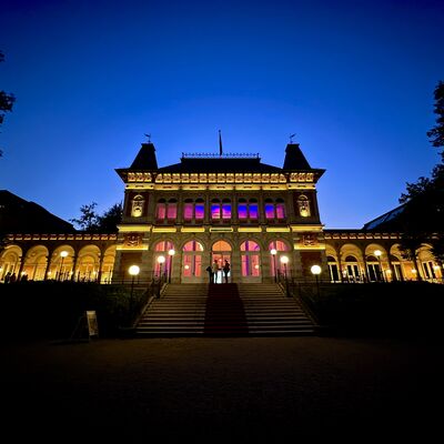 Bild vergr&ouml;&szlig;ern: Das K&ouml;nigliche Kurhaus Bad Elster erleuchtet zur Blauen Stunde.