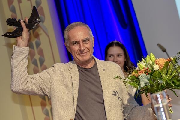 Bild vergr&ouml;&szlig;ern: Siegfried Werner erh�lt den Preis, die "Gro�e Elster"