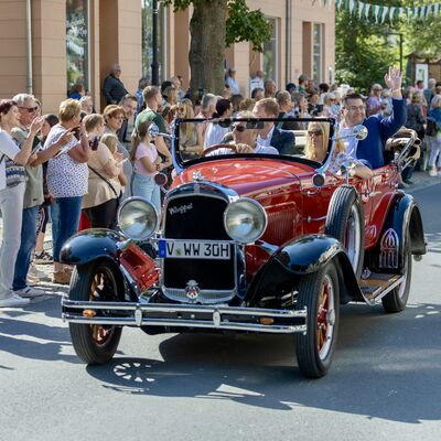 Bild vergr&ouml;&szlig;ern: Sachsens Ministerpr&auml;sident Michael Kretschmer und Landrat Thomas Hennig fahren in einem Oldtimer beim Festumzug mit.