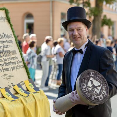 Bild vergr&ouml;&szlig;ern: Mann im historischen Kost&uuml;m mit Stadtstempel.